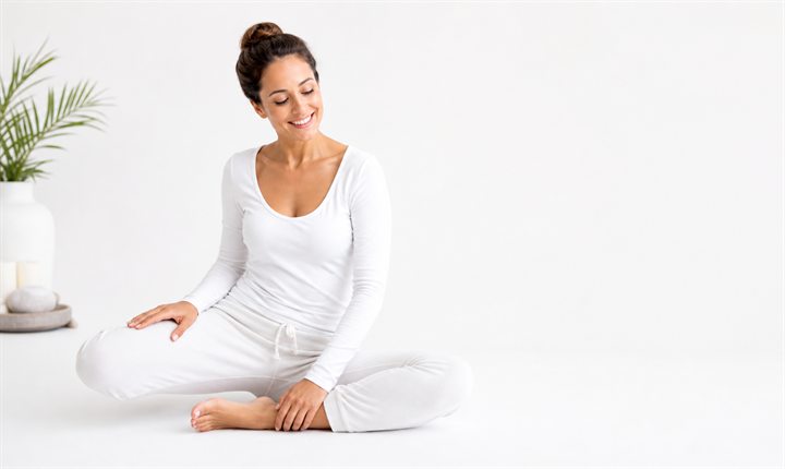 Femme assise en tenue blanche